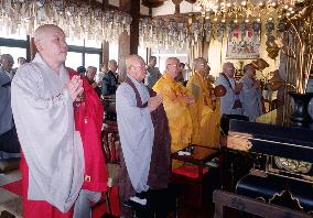 Korean resident monks pray for reunification of N., S. Korea
